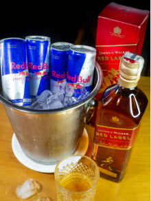 Combo Red Label com Red Bull no balde