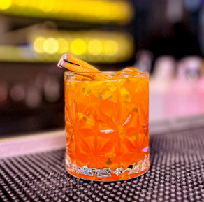 Drink autoral cítrico no copo de cristal