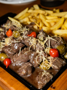 Picanha na chapa com fritas e tomatinhos